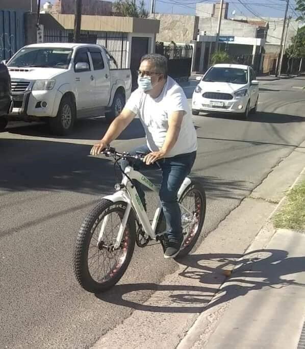 El gobernador Jalil recorriendo las calles de San Fernando de Catamarca en bicicleta.