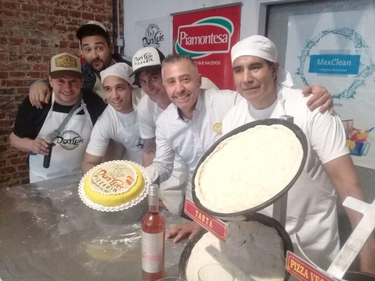 El staff de la pizzería, manos a las obra para contribuir en la obra del padre Oberlin.