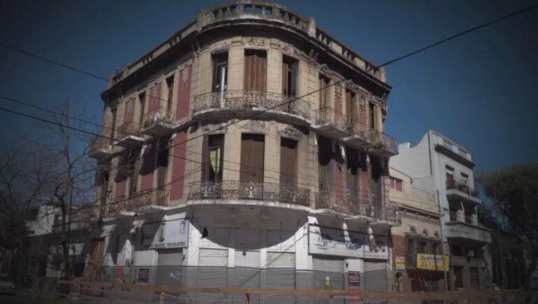 Un edificio centenario se vino abajo en Parque Patricios.