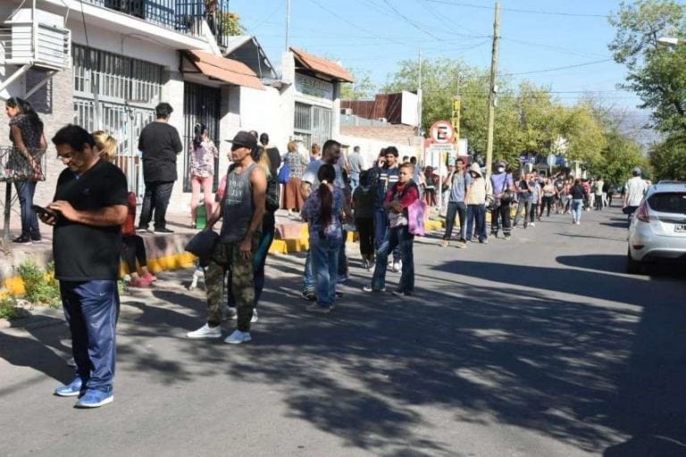 Filas en los bancos de mendoza cuarentena