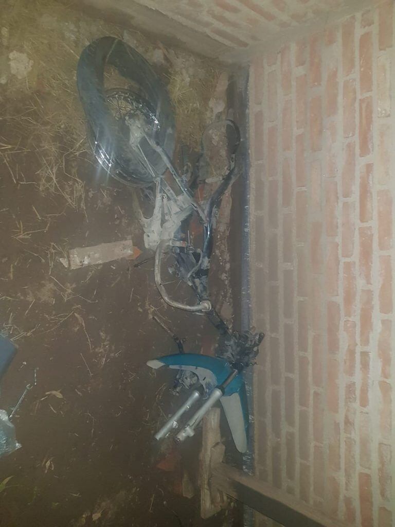 Hallazgo de una motocicleta desarmada en una obra en construcción ubicada en Villa Los Olivares.