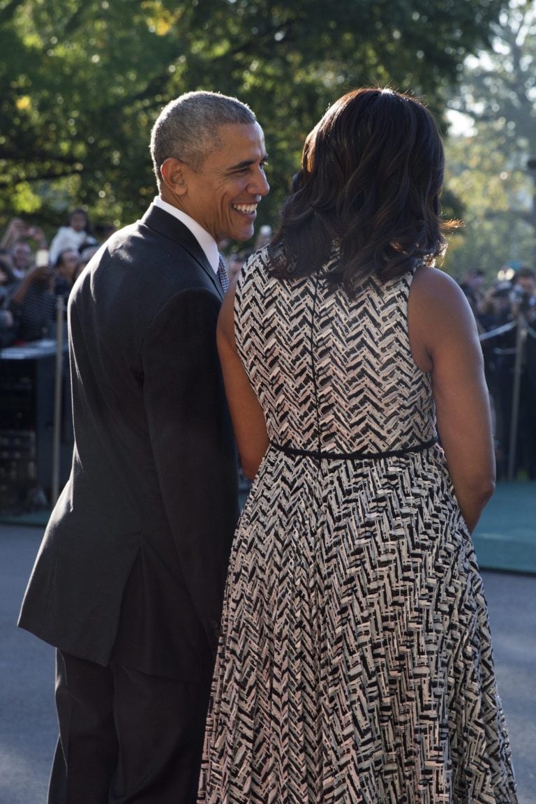 MR09 WASHINGTON (ESTADOS UNIDOS), 18/10/2016.- El presidente estadounidense Barack Obama (i) y la primera dama Michelle Obama (d) hablan antes de recibir al primer ministro italiano Matteo Renzi y a su esposa Agnese Landini en la Casa Blanca en Washington