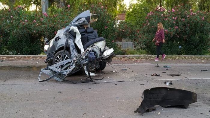 El Volkswagen Vento se partió en dos tras el violento impacto contra el poste de luz.