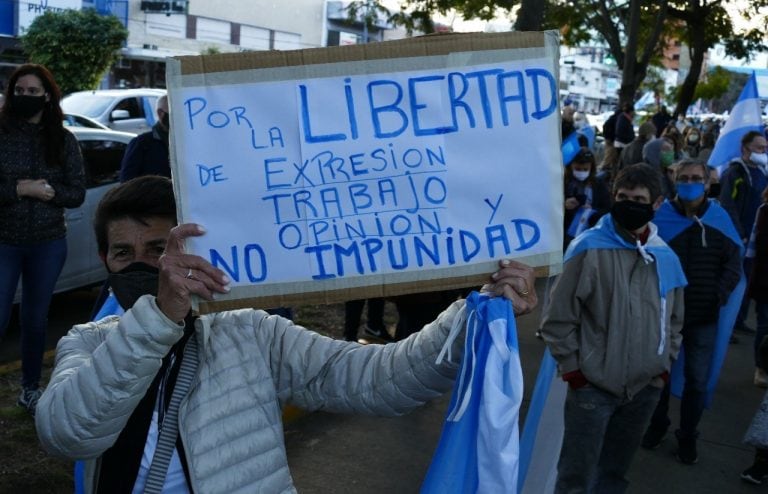 Banderazo por la Revolución en la quinta de Olivos (Foto: Clarín)