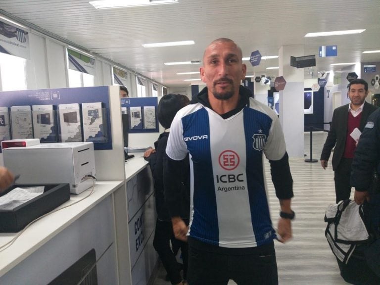 El Cholo Guiñazú fue a la sede de Talleres para retirar su carnet de socios y recibió el afecto de la gente.