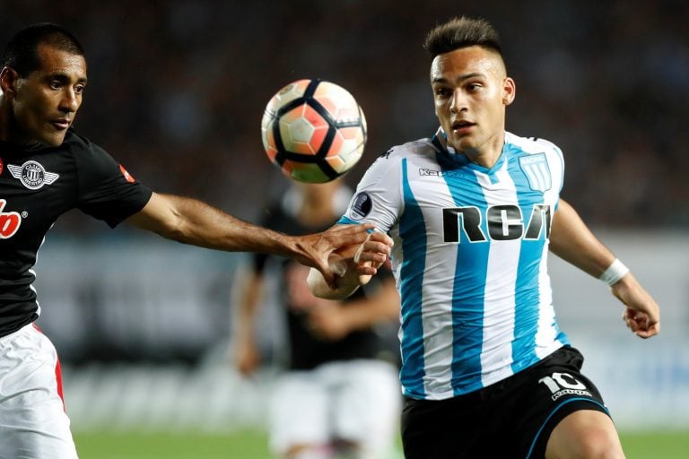 Lautaro Martínez deslumbra con su categoría y ya tiene todo acordado para seguir su carrera en Inter de Italia. EFE/David Fernández