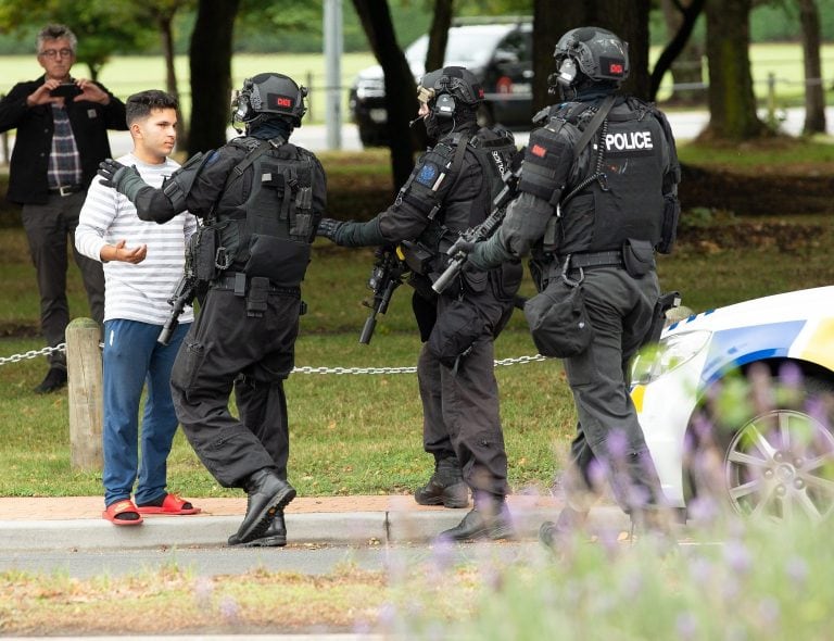 Policías hacen retroceder a personas de la escena de un tiroteo que resultó en múltiples muertes y lesiones (EFE)