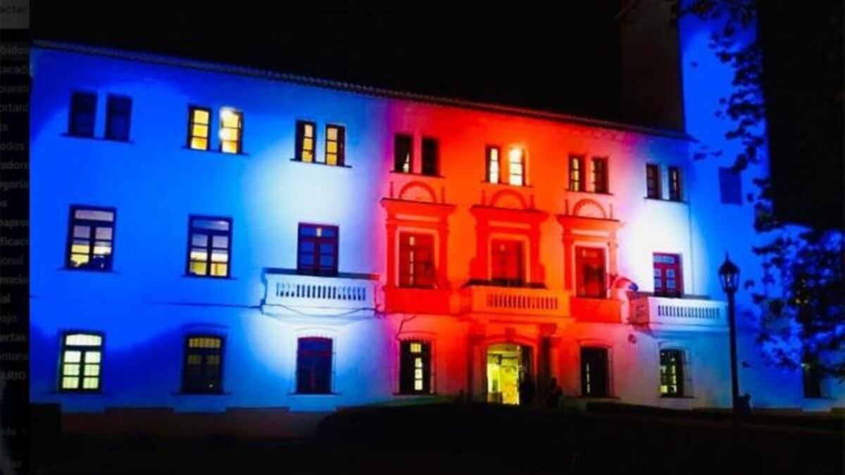 La Casa de Gobierno se iluminó con la bandera santiagueña