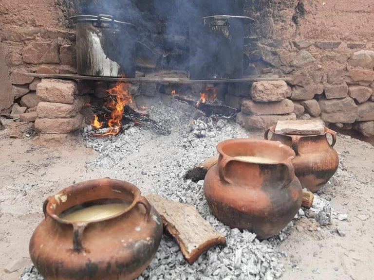 Al calor de la leña se gesta, con la paciencia que manda la receta milenaria, la chicha de maíz que días después refrescará las gargantas de copleras y copleros.