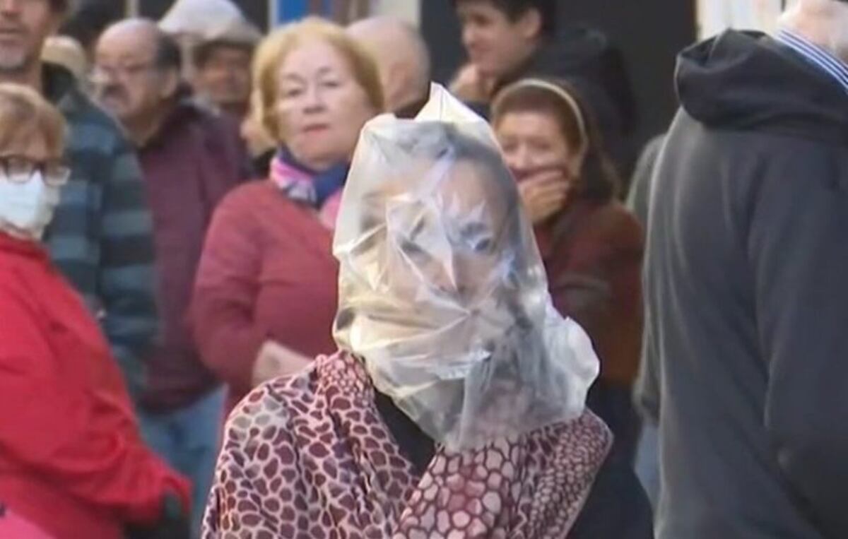 Postales del caos en los bancos: jubilados con bolsas en la cabeza y Javkin a los gritos