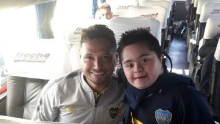 El delantero Mauro Zárate con Santi.