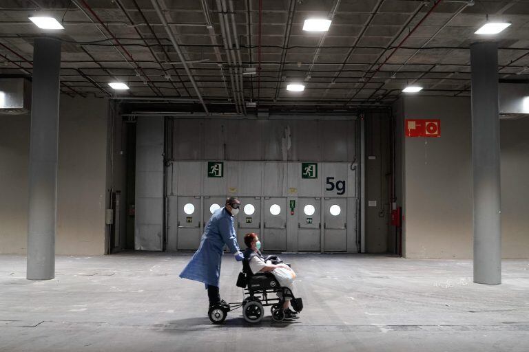 Fotografía facilitada por la Comunidad de Madrid, del personal sanitario atendiendo a pacientes en el hospital de campaña de Ifema, en Madrid. (Foto: EFE/Comunidad de Madrid)