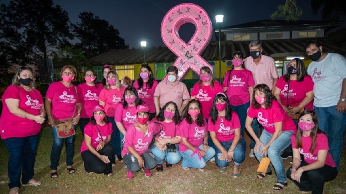 Inauguraron un Monumento a la Concientización del Cáncer de Mama frente al hospital de Puerto Esperanza