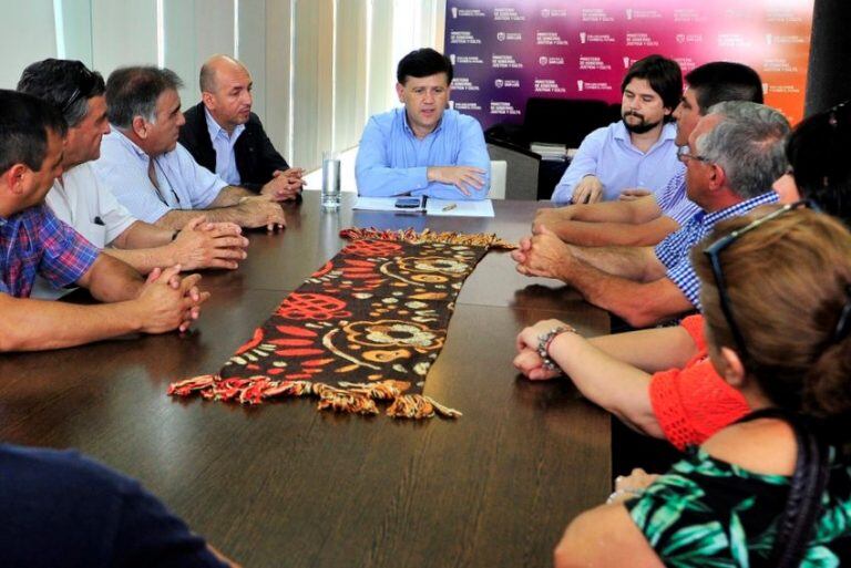 El ministro de Gobierno, Justicia y Culto Mones Ruiz junto a los taxistas de San Luis. Foto: ANSL.