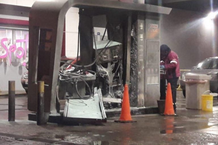 Así quedó el surtidor tras el impacto. Foto: Infoespacio TV.