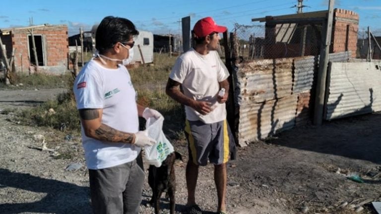 Reparten alcohol en gel en barrios de Viedma (Diario Río Negro).