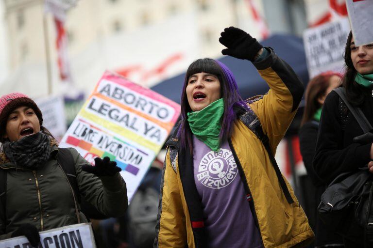 Personas a favor de despenalizar el aborto se manifiestan en el exterior del Congreso