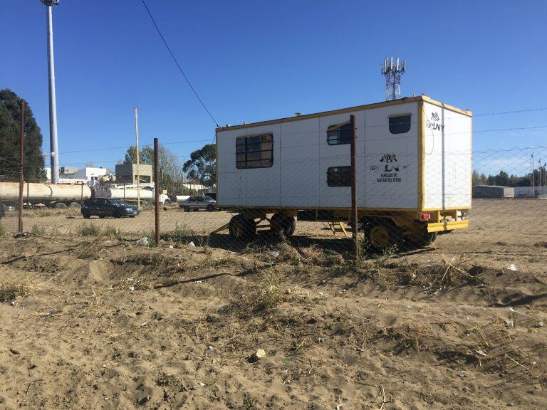 Personal municipal se encuentra vigilando el predio armado para albergar vehículos secuestrados.