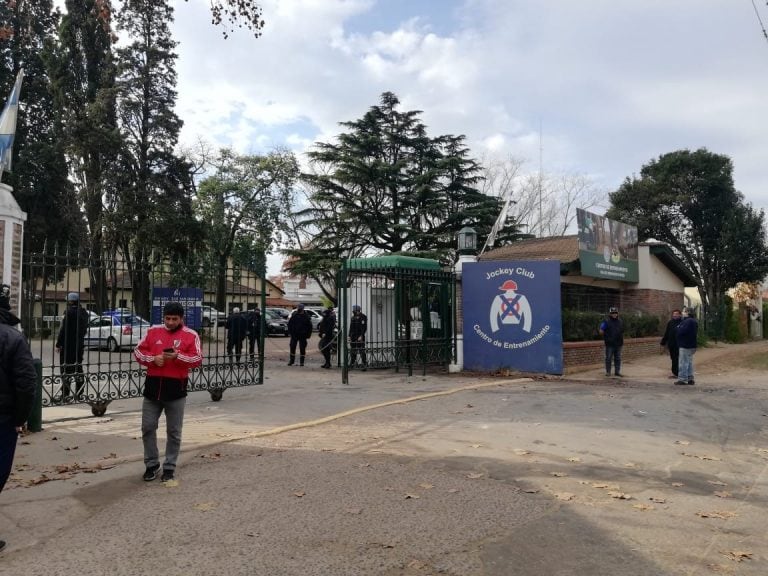 Policía Bonaerense en el Hipódromo de San Isidro.