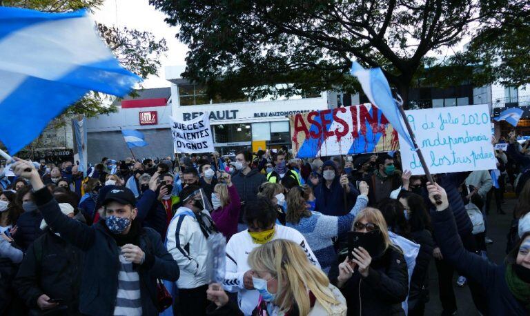 Banderazo por la Revolución en la quinta de Olivos (Foto: Clarín)