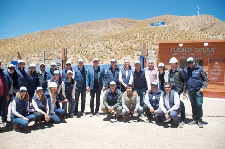 Funcionarios y miembros de la empresa de energía, en el predio de la nueva Central Fotovoltaica Autónoma en San Francisco de Santa Catalina.