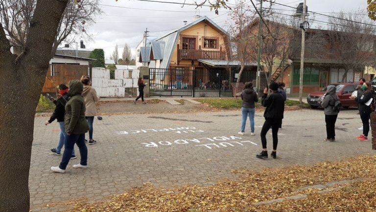 Escrache a abuelo abusador en Junín de los Andes. (Rodolfo Ramirez)