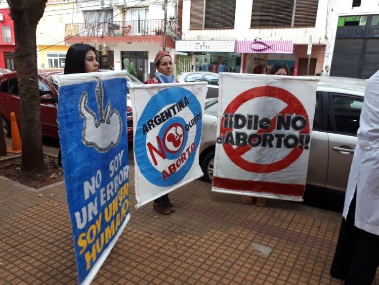 Manifestantes "a favor de las dos vidas" frente al Concejo de Posadas