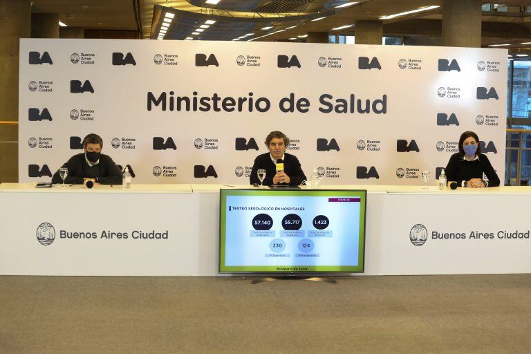 El ministro de Salud, Fernán Quirós; el subsecretario de Atención Primaria, Gabriel Battistella, y la directora general de Planificación Operativa, Paula Zingoni, brindan detalles de la situación sanitaria de la Ciudad (Foto: Prensa GCBA)