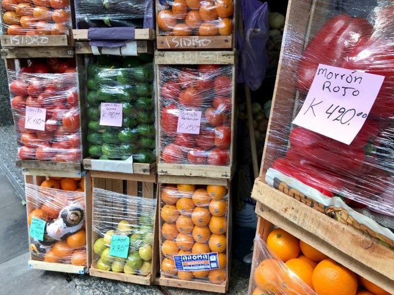 Verdulerías porteñas y bonaerenses sufren el sideral aumento del tomate. (Clarín)