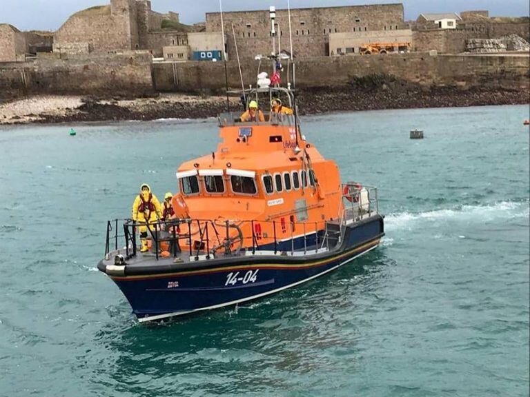 Fotografía cedidapor la Royal National Lifeboat Institution que muestra la embarcación de rescate Alderney mientras realiza labores de búsqueda de la avioneta en la que viajaba el jugador argentino del Cardiff City Emiliano Sala. Crédito: EFE/ Declan Gaudion / Rnli.