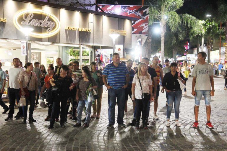 9 de Julio esquina Av. San Martín: la gente aguardando cruzar.