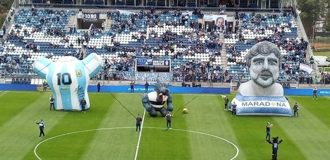 El color en la presentación de Maradona en Gimnasia (Foto: Twitter)