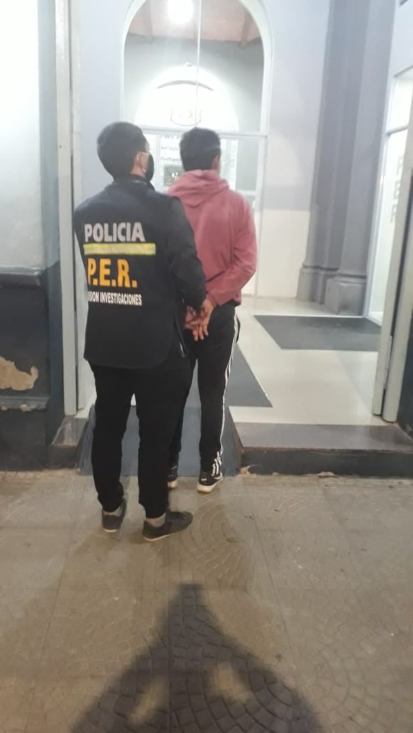 Menor detenido por agredir a policía
Crédito: PER