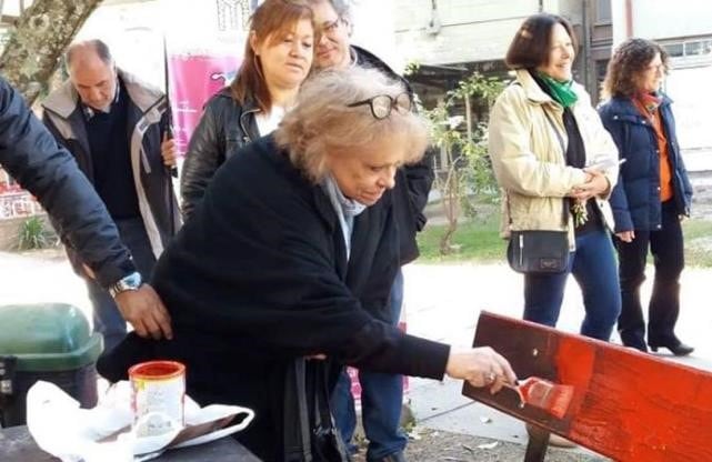 Beatriz Rangel pintando un Banco Rojo en la UNSa (Web)