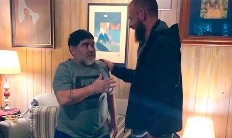 De Rossi se encontró con Maradona. (WEB).