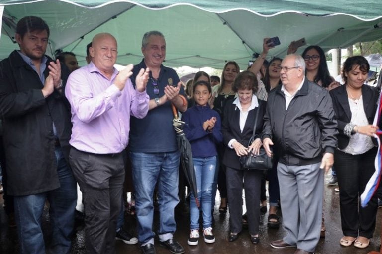 El gobernador misionero Hugo Passalacqua, y el intendente de Iguazú Claudio Filippa, en la inauguración de la calle Brañas.