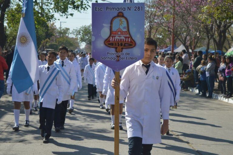 La delegación de la Escuela Primaria 281, en el desfile en el barrio "23 de Agosto".