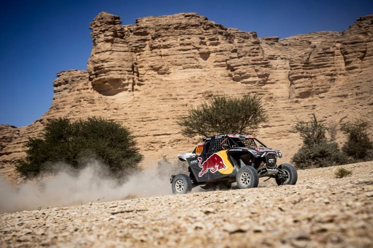 El estadounidense Blade Hildebrand se quedó con la novena etapa dentro de los vehículos UTV. Arrancó a los 4 años en el deporte; los inicios fueron en mini motos, karting y BMX. Corre con uno de los buggies del Red Bull Off-Road Junior Team USA.