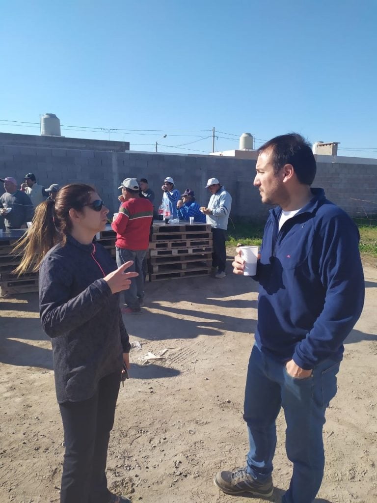 Daniel Lafarina y Viviana Vercelli estuvo con los albañiles