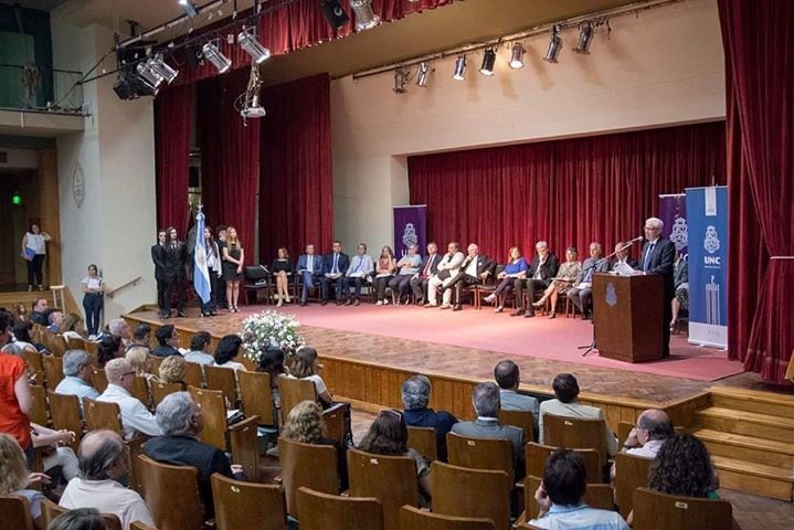 Acto en el Pabellón Argentina ante el Rector Hugo Juri y autoridades académicas.