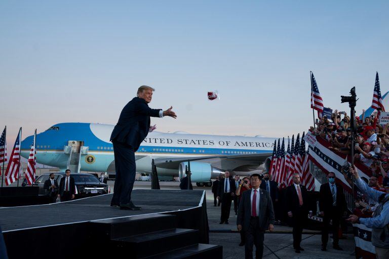 Donald Trump repartió barbijos entre la multitud (AP Photo/Evan Vucci)