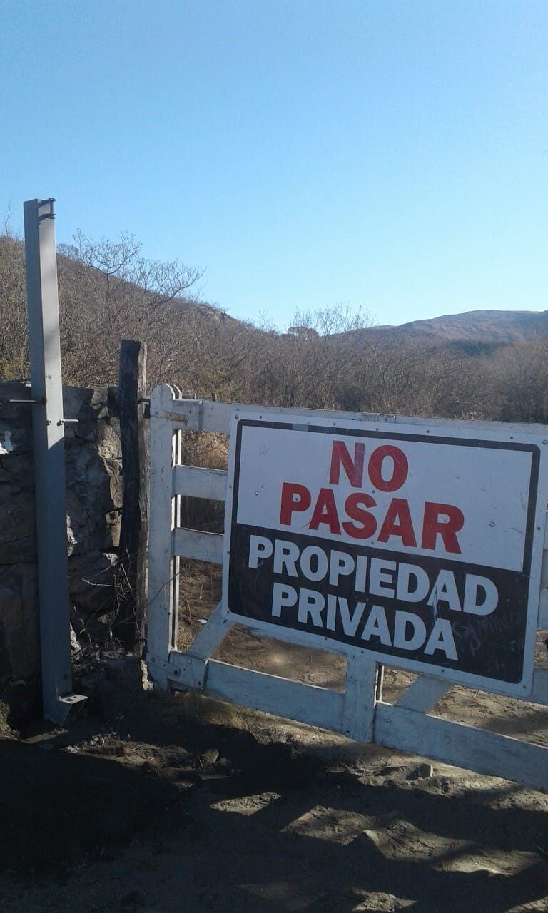 La Calera: Tranquera que impide el acceso al Camino San Fernando.