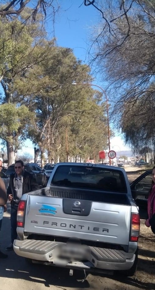 Camioneta impactada en la parte de atrás por un Renault Clio.