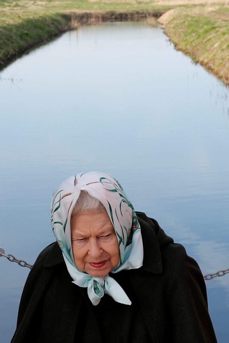 La reina Isabel II se instaló en el castillo de Windsor para mantener el aislamiento.