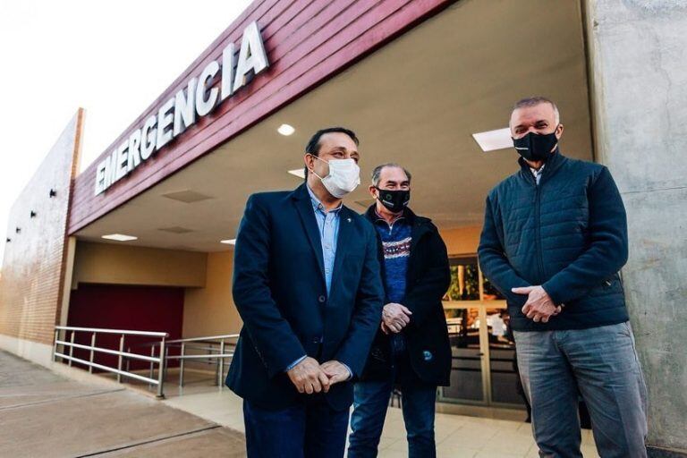 El gobernador Oscar Herrera Ahuad junto al vice Carlos Arce y el intendente Leonardo Stelatto frente al Hospital Favaloro de Posadas.