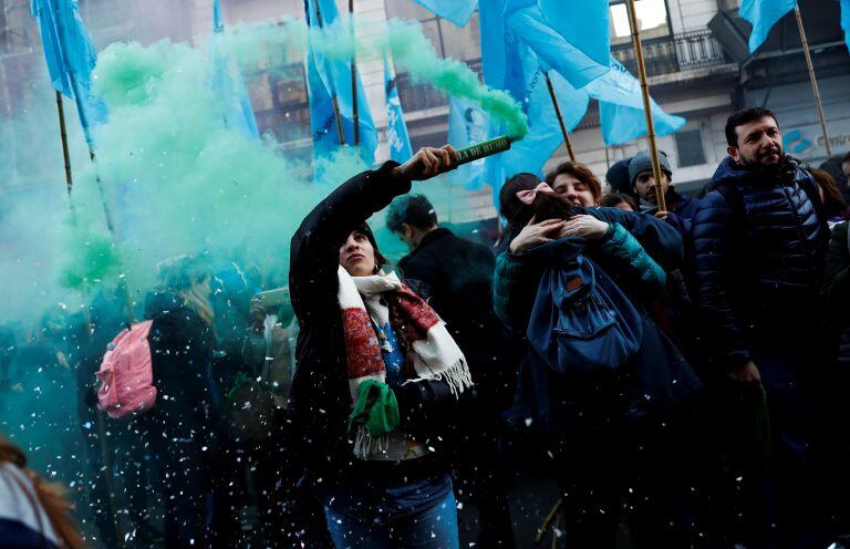 Miles de personas festejan la aprobación de la despenalización del aborto por parte de la Cámara de Diputados