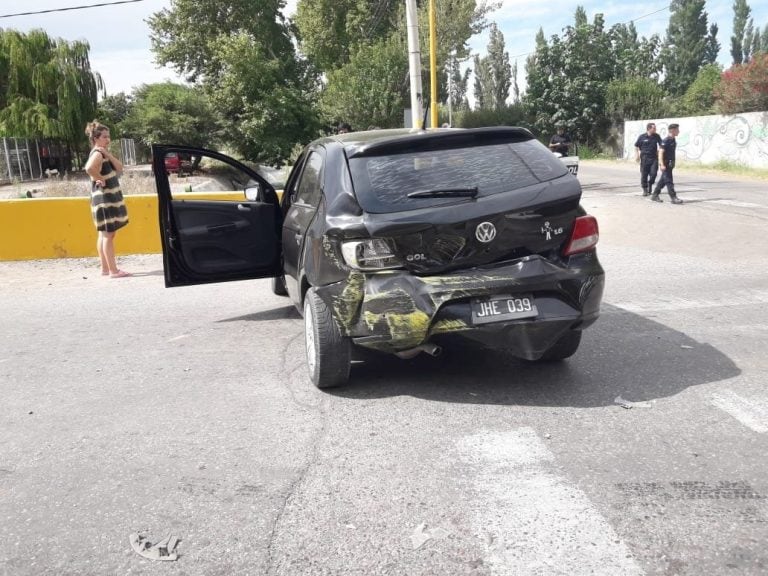 El vehículo que fue impactado por el móvil policial.