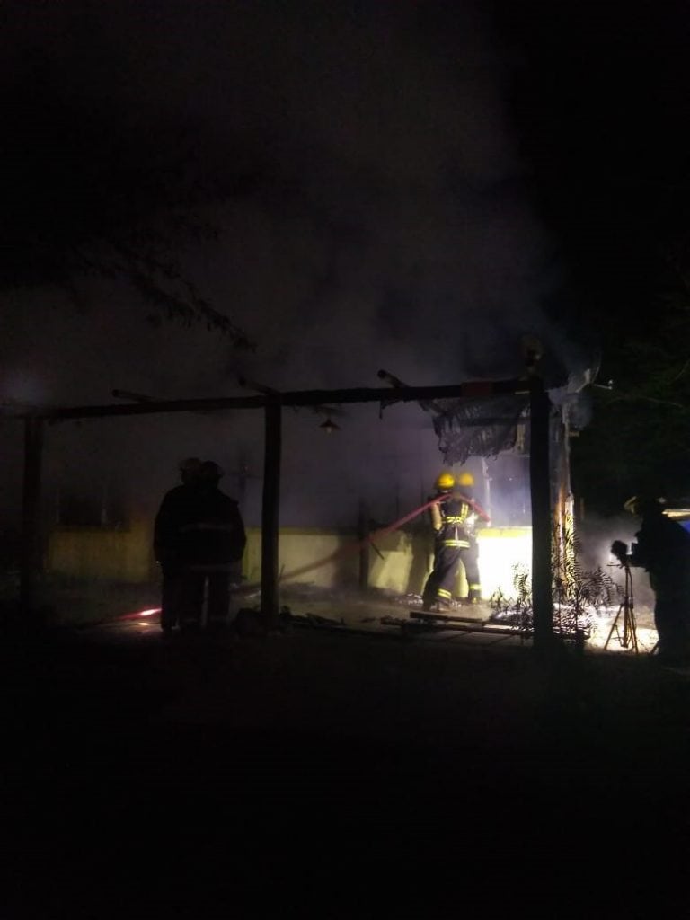 Tres casas y una casilla fueron destruidas por la acción del fuego. se investiga si existió robo previo.