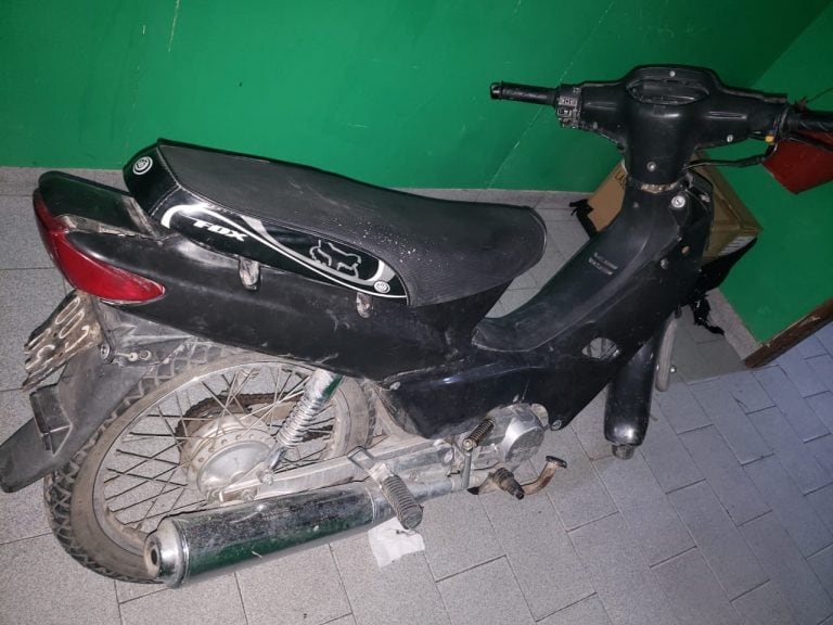 El otro delincuente dejó la moto y huyó (Foto policía)