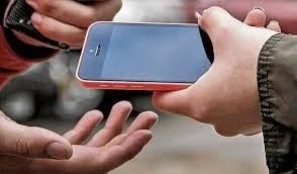 Delincuentes armados lo asaltaron en la calle y le robaron el celular